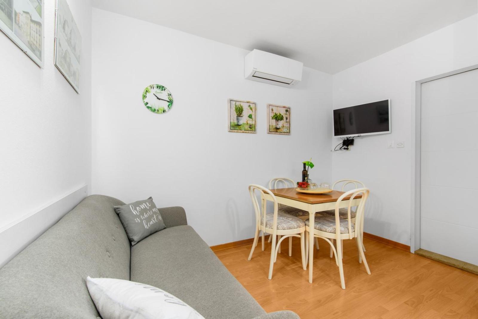 In With Terrace, Air Conditioning, W-lan, Washing Machine 4928-11 Ferienhaus Poreč
